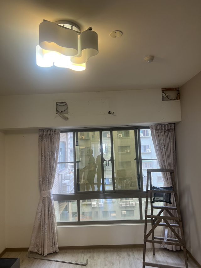 冷氣安裝前梯具就位、地面防護後開工
