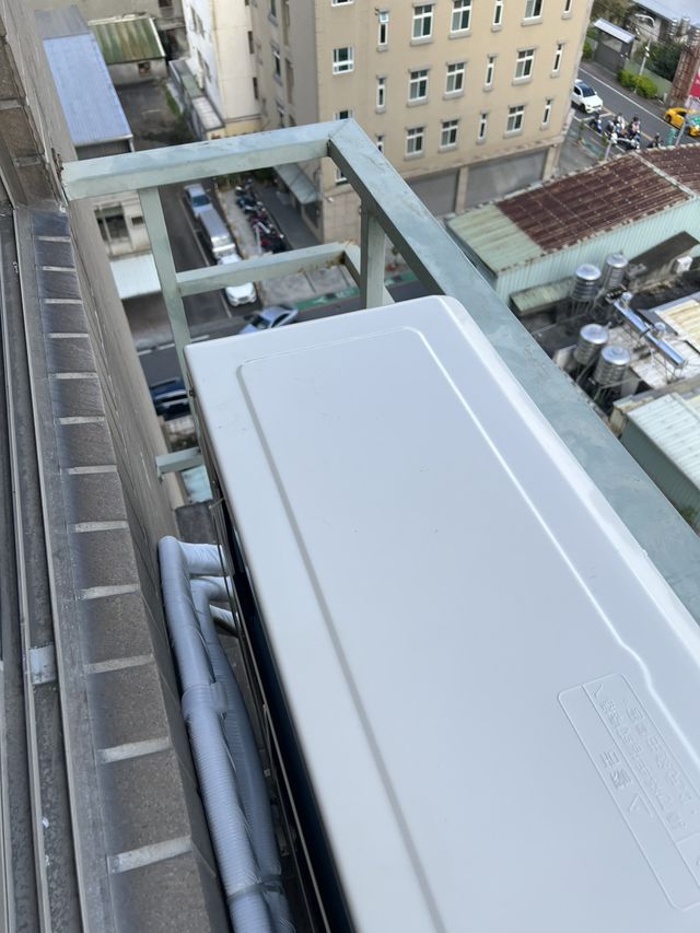 冷氣室外機架設於陽台，散熱間距足夠
